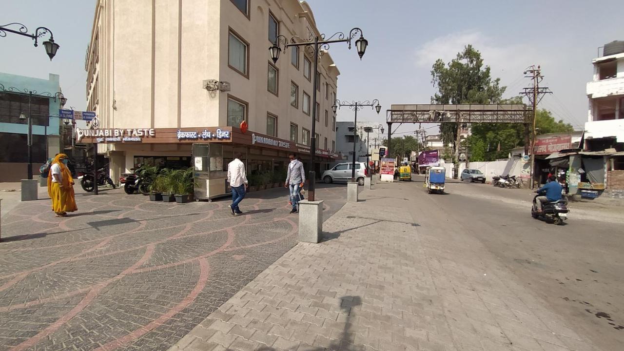 Hotel Radiance Барейли Екстериор снимка