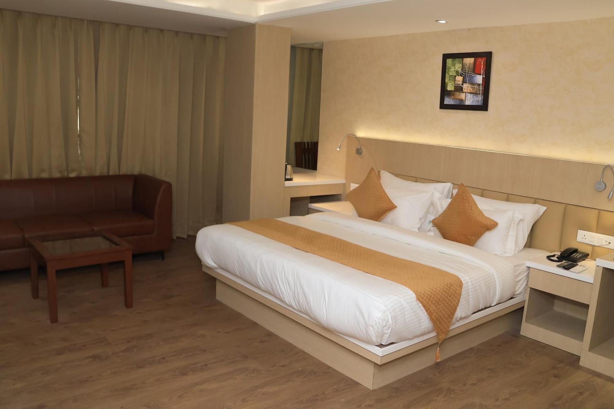 Hotel Radiance Барейли Екстериор снимка