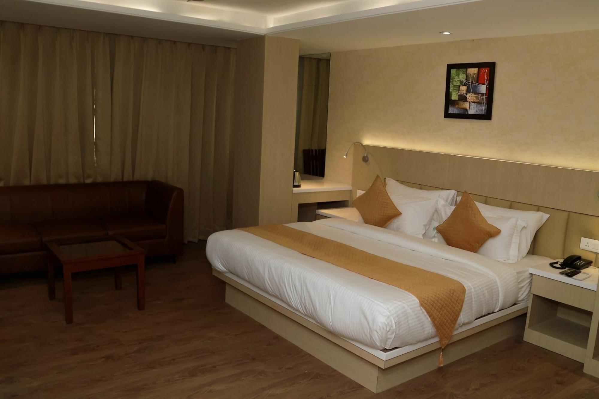 Hotel Radiance Барейли Екстериор снимка