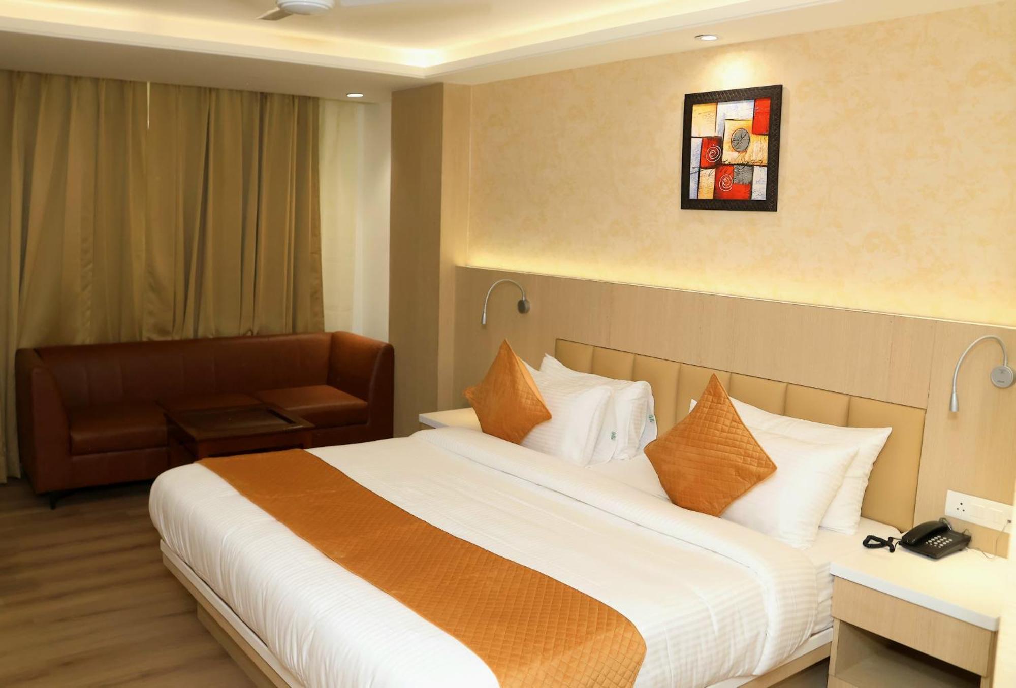 Hotel Radiance Барейли Екстериор снимка