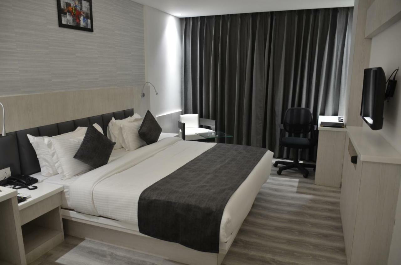 Hotel Radiance Барейли Екстериор снимка