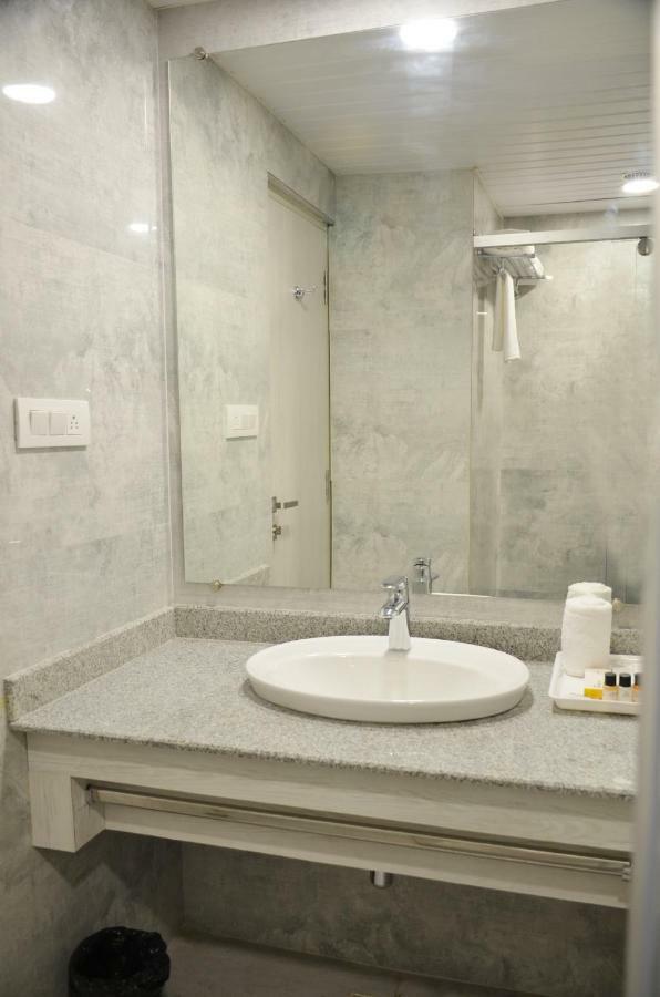 Hotel Radiance Барейли Екстериор снимка