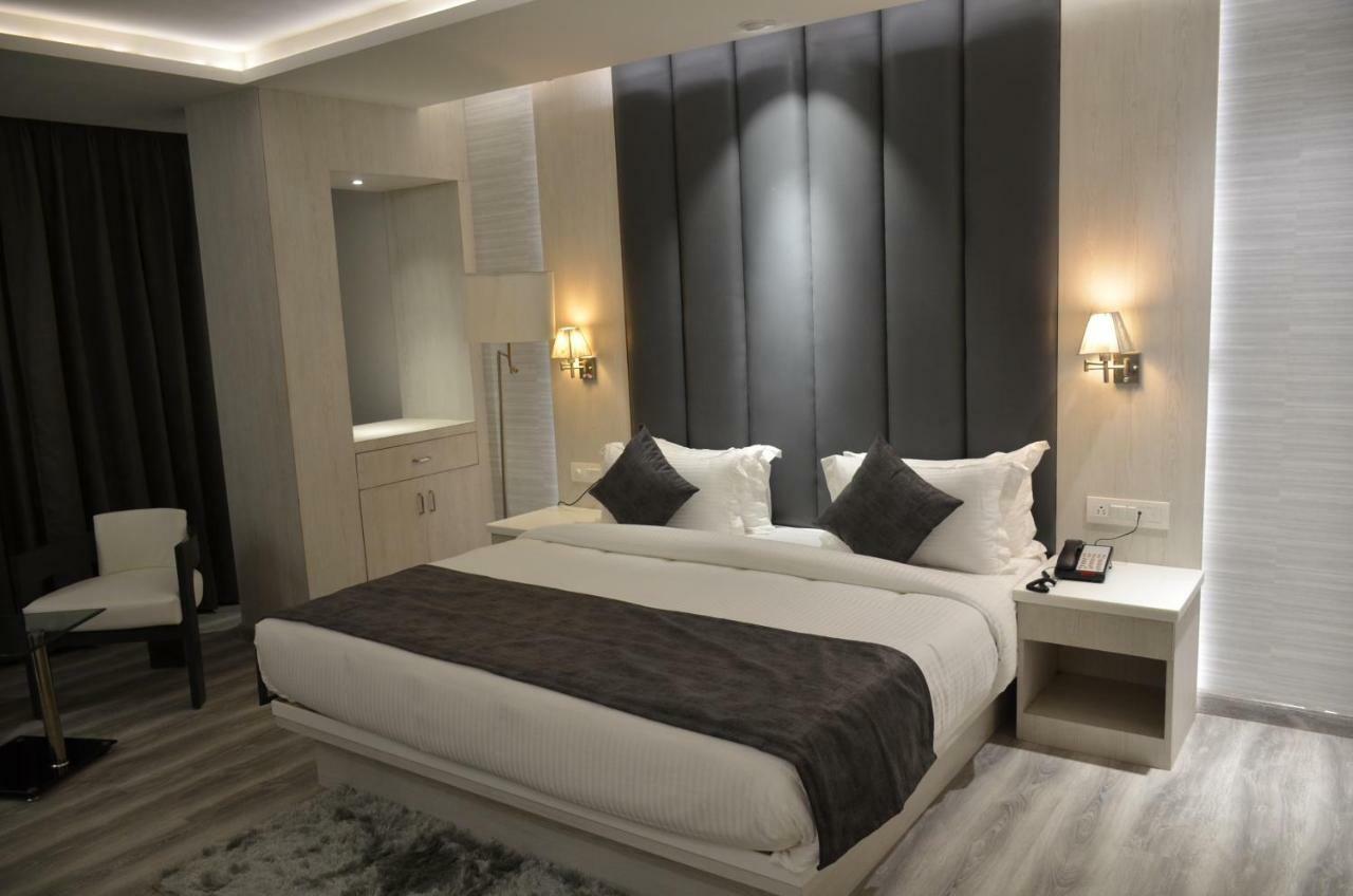 Hotel Radiance Барейли Екстериор снимка