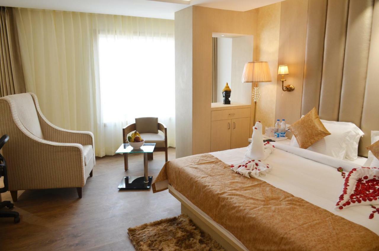 Hotel Radiance Барейли Екстериор снимка
