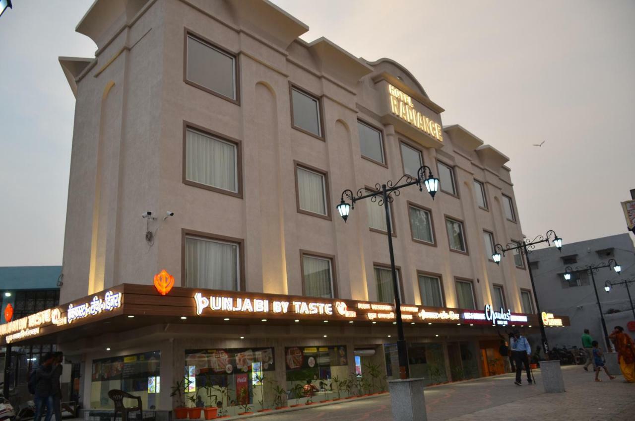 Hotel Radiance Барейли Екстериор снимка