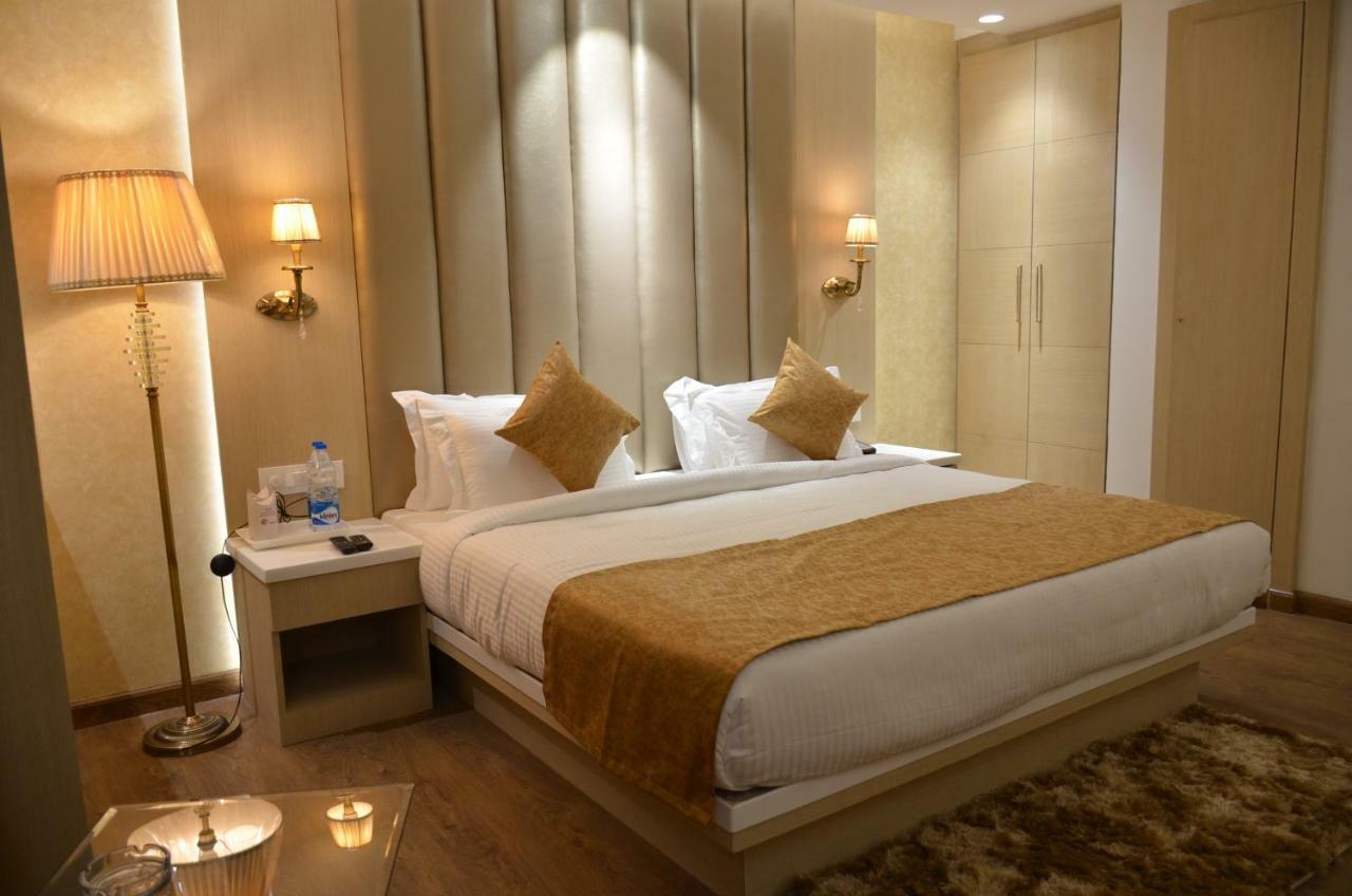 Hotel Radiance Барейли Екстериор снимка