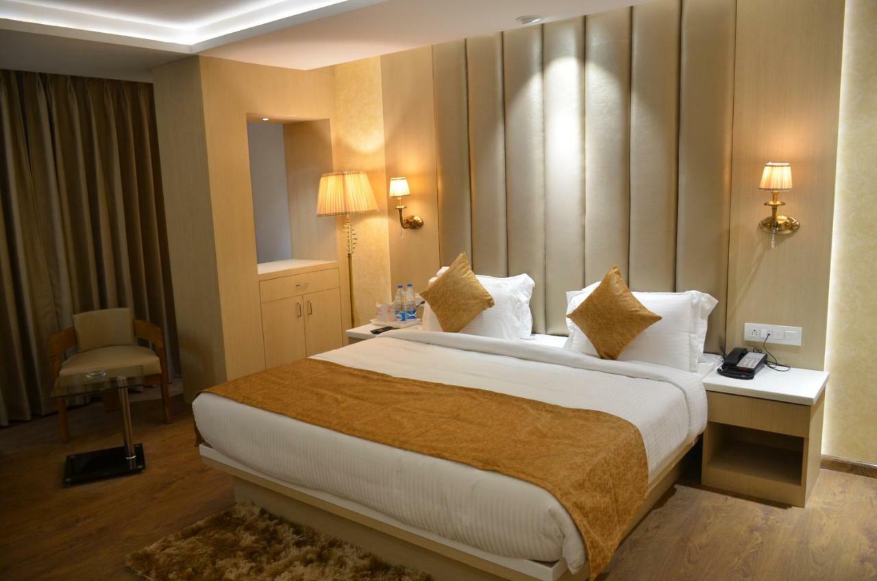 Hotel Radiance Барейли Екстериор снимка