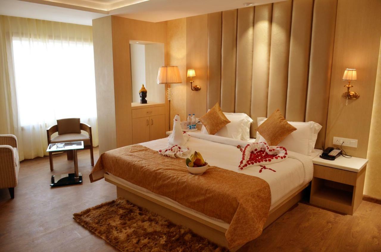 Hotel Radiance Барейли Екстериор снимка