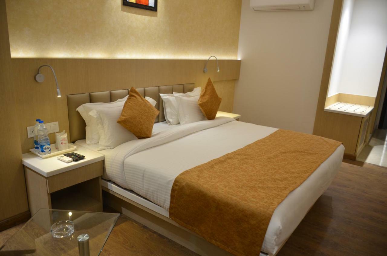 Hotel Radiance Барейли Екстериор снимка
