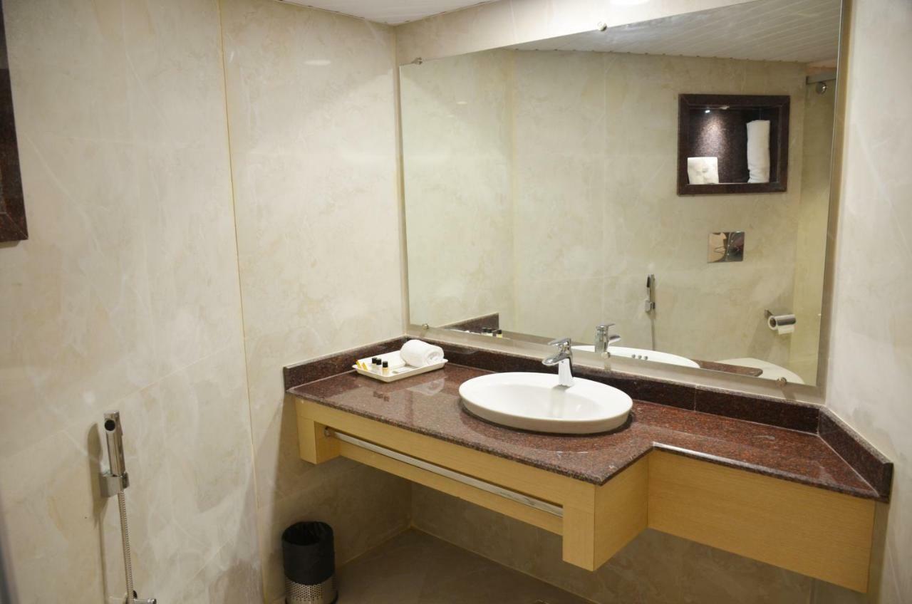Hotel Radiance Барейли Екстериор снимка